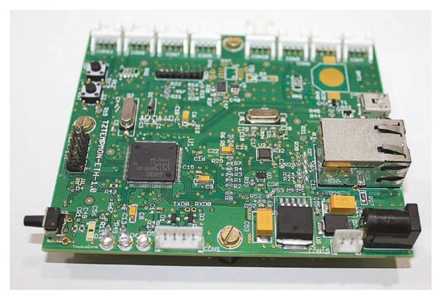 一块 PCB（Tronicszone, 2017）